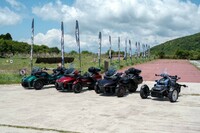 タイプの異なる三輪モビリティーをラインナップするカンナム。2024年には二輪のフル電動バイクも発表している。