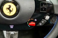 走行モードの切り替え機構としては、スロットルレスポンスやトラクションコントロールなどの制御を切り替える「マネッティーノ」と、電動パワートレインの制御を切り替える「eマネッティーノ」の2つを搭載。前者には「RAIN」「RACE」「CT(トラクションコントロール)OFF」「ESC OFF」の5つの設定が用意される。