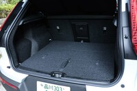 荷室の容量は5人乗車時で413リッター。後席シートバックの中央には、長尺物を積むためのスキーホールが設けられている。