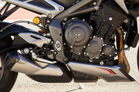 “パラレルツイン”に次ぐ伝統を持つ、トライアンフの並列3気筒エンジン。フレキシブルなキャラクターが特徴で、低回転域では力強く、高回転域では爽快に吹け上がる。