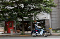 クラシカルな「スーパーカブC125」のスタイリングは、「いつの時代も新しさを感じられる気品ただようたたずまい」もセリングポイントとされている。