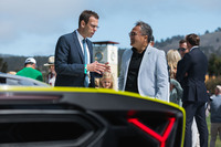 技術畑のトップであるルーベン・モール氏(写真左)と筆者(同右)。「ランボルギーニの持てる最新技術をすべて注いだ『フェノメノ』の走りは、既存のモデルとはまるで別次元」と力説する。