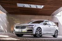 改良型プラグインハイブリッドシステムを搭載する最新の「V90」は2022年1月に、同じボルボの中・大型車用プラットフォーム「SPA」を用いる「V60」や「V60」「XC60」「XC90」と同時に発売された。