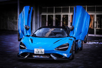 マクラーレンのロードカーでおなじみのディヘドラルドアを「765LTスパイダー」も継承する。フロントノーズにフィットする前部ナンバープレートの台座は、グロスブラックのカーボン製。日本仕様のオプションアイテムとして用意されている。