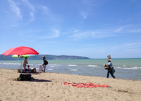 イタリアの行商はアフリカ系が多い。彼らが出没するのは、スーパーやショッピングモールの駐車場だけではない。夏は海岸まで、サングラスや帽子を売りにくる。