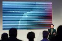 BEV専門ブランドとしてのジャガーの再構築について説明する、チーフ・クリエイティブ・オフィサーのジェリー・マクガバン氏。「変革のカギは、そのデザインがほかのどのクルマにも似ていないということ」と語った。