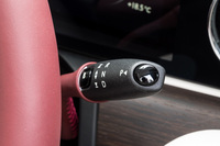 コラムから生えたシフトセレクターも丁寧にレザーでラッピング。エンジン車のATに見られる「L」レンジにかえて、回生ブレーキの利きを強める「B」モードのスイッチが備わる。