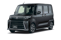 2022年10月のマイナーチェンジでグリルが大きくなった「ダイハツ・タント カスタム」。新しい「N-BOXカスタム」を見ても分かるように、台形のグリルがカスタム系軽自動車のポイントのようだ。