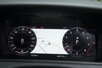 メーターパネルは、全面液晶表示となる。写真のように、カーナビのマップを映し出すこともできる。