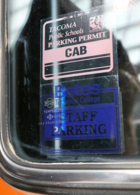 ウィンドウに貼られたシール。米国タコマのパブリックスクールや技術大学のスタッフパーキングのものが残されている。