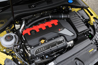 2.5リッター直5ターボエンジン「2.5 TFSI」は、従来型と同じ400PSの最高出力と500N・mの最大トルクを発生。0-100km/h加速は3.8秒、最高速は280km/hとアナウンスされている。