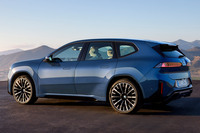 新型「iX3」では、ドアパネルの下部に加え、上部のアウターハンドルあたりにもピークが出現。前後フェンダーの高さなどと、整合がとれるようになった。