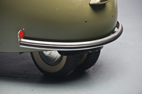 1955年登場の「S-4」で4輪化(後輪ナロートレッド2輪)。「S-6」ではホイールベースが100mm延長され、1900mmとなった。