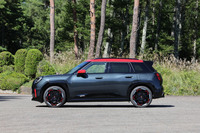 「MINIジョンクーパーワークス エースマンE」のボディーサイズは全長×全幅×全高=4080×1755×1515mm、ホイールベースは2605mm。車重は1760kgと発表されている。