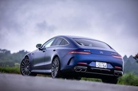 サッシュレスドアや天地の低いグリーンハウス、ボディー後端にまで続くなだらかなルーフラインが「AMG GT 4ドアクーペ」のエクステリアにおける特徴。