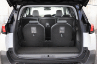 シートは2列目、3列目に加えて助手席も可倒式となっており、多彩なシートアレンジが可能。シート間の隙間を埋めるボードなども備わっており、シート格納時にはフラットな床面が得られる(写真をクリックすると、シートをたたむ様子が見られます)。