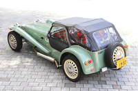 通常はオプション扱いとなるウインドスクリーンやソフトトップ、ドアなども、「セブン スプリント」には標準装備される。