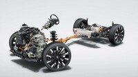 トヨタ最新鋭のデュアルブーストハイブリッドは、最高出力272PSのターボエンジンに同82.9PSのフロントモーター、同80.2PSのリアモーターをドッキング。ダイレクトかつトルキーなドライブフィールが味わえるとされている。
