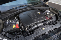 最高出力300PSを発生する2リッター4気筒ターボエンジンはフロントに縦置きで搭載される。