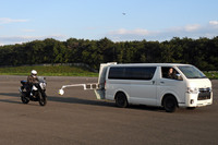 試乗ではボールを前走車に見立て、急接近時の警報やブレーキアシストの作動を体験する。同システムは四輪車の自動緊急ブレーキとは異なり、ライダーが操作しない限りはブレーキは作動しない。ブレーキング時の制動力をブーストアップするだけなのだ。