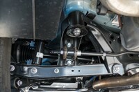 リアのアンダーフロアをのぞいてみる。新型「スバルBRZ」とは異なり、「GR86」ではリアのスタビライザーがサブフレームに取り付けられている(先代と同じ)。