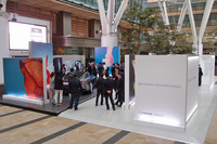 「東京ミッドタウン デザインタッチ2018」におけるマツダブースの外観。「ビジョン クーペ」を取り囲むように、大きな写真のパネルが飾られている。車体にアート写真が映り込む様子も見どころとされており、日没後の鑑賞が特にお勧めという。