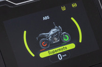 今回の新型では、「ストリート」と「レイン」の2種類のエンジン制御からなるライディングモードを新採用。介入度合いの調整が可能なトラクションコントロールや、「ロード」「スーパーモト」の2種類の制御を持つABS、スピードリミッターなども、新たに投入された。