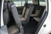 日本のミニバンとは使用感が大きく異なる「ゴルフトゥーラン」。2列目シートは、日本車では左右2座がメイン、中央席はサブという扱いだが、同車では3つの席に均等にスペースが割り振られている。