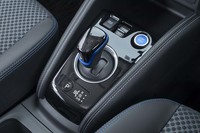 バイワイヤ式シフトセレクターの操作パターンは「ノートe-POWER」と同じだが、SUVなのでレバー型を採用したとのこと(ノートは円形のマウスのようなセレクター)。