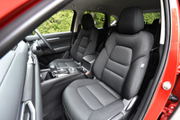 内装色は黒のみ。シート地には「スクエアメッシュクロス」と呼ばれるファブリックが用いられている。