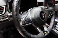 新型「ルーテシア」のインテリアは、それまでより上位のモデルに乗っていたユーザーも納得させられる、高いクオリティーが追求されている。