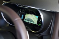 後退時には、メーターパネル内に車体後方のカメラ映像が映し出される。