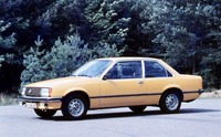 1977年に登場した「オペル・レコルトD 2ドア」。全長4.6m近いオペル最大の2ドアセダン。内外装を高級化して2.5リッター直6エンジンを積んだ上級版の「コモドーレ」にもやはり2ドアセダンがあり、いずれも1986年までつくられた。