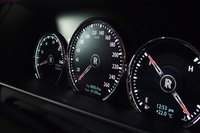 液晶パネルを用いたメーター。右側は水温系と燃料計、中央は速度計、左側はロールス・ロイス伝統の「パワーリザーブメーター」となる。