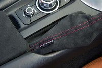 パーキングブレーキブーツに備わる「ALCANTARA(アルカンターラ)」のロゴ。このほかテスト車には、センターコンソールリッドやシフトブーツ、インストゥルメントパネルなどにもアルカンターラ素材(オプション)が用いられていた。
