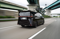フロントがストラット、リアがマルチリンクの足まわりには電子制御式ダンパーの「インテリジェントダイナミックサスペンション」を装備する。