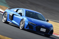 最初に試乗したのは「R8」。エンジンをミドシップ搭載し、後輪駆動ベースのフルタイム4WDと組み合わせたスーパースポーツだ。