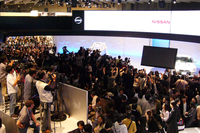 人波であふれた日産のブース。