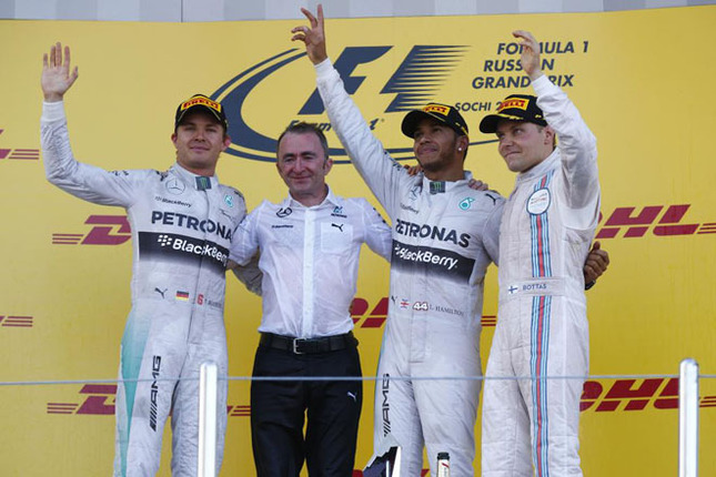 初めての、F1ロシアGPの表彰台。ポール・トゥ・ウィンで4連勝を飾ったメルセデスのルイス・ハミルトン(右から2番目)、2位に終わったニコ・ロズベルグ(一番左)、3位に入ったウィリアムズのバルテリ・ボッタス(一番右)。(Photo=Mercedes)