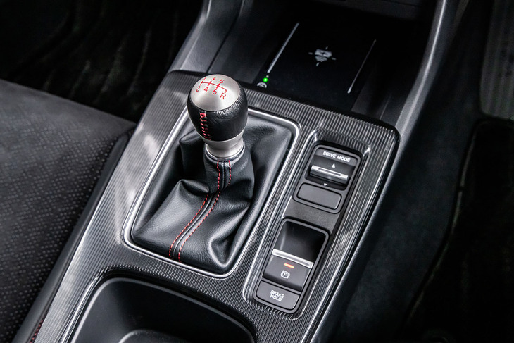 「シビックRS」は6段MT車のみの設定。変速時にエンジン回転数を自動で制御し、スムーズなギアチェンジをサポートする「レブマッチシステム」を採用している。