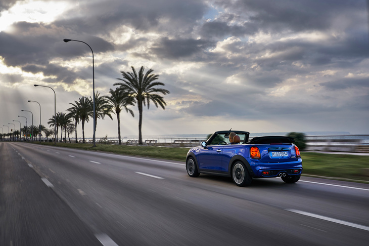 走り、デザイン、装備と、マイナーチェンジにより全方位的な進化を遂げたMINI。日本でも、早くも2018年5月16日に販売が開始されている。