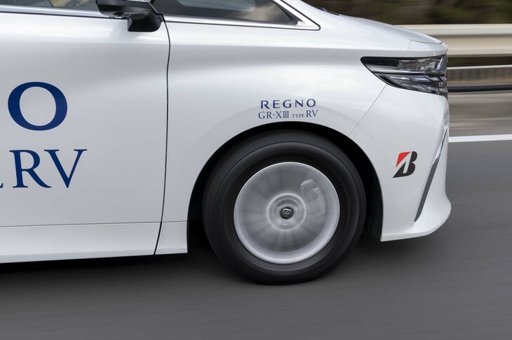 ミニバンなどの車種は、コーナリング/ブレーキング時にタイヤに部分的に負荷がかかり、偏摩耗が起こりやすい。しかし「レグノGR-XIII TYPE RV」では、広幅化したショルダーがそれを抑制。結果的にロングライフ性能の向上にも寄与している。