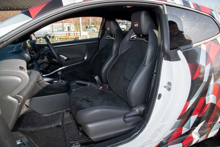 フロントにはサイドサポートのしっかりしたシートが備わる。表皮はサイド部分がレザー調で、中央部分はアルカンターラのような滑りにくい素材となっている。