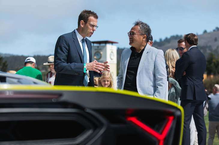 技術畑のトップであるルーベン・モール氏(写真左)と筆者(同右)。「ランボルギーニの持てる最新技術をすべて注いだ『フェノメノ』の走りは、既存のモデルとはまるで別次元」と力説する。