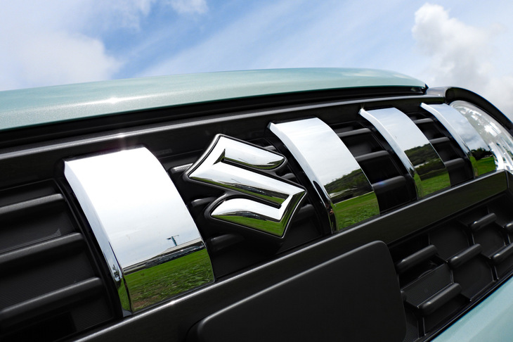 スズキ・スペーシア ギア ハイブリッドXZターボ(フロントエンブレム)