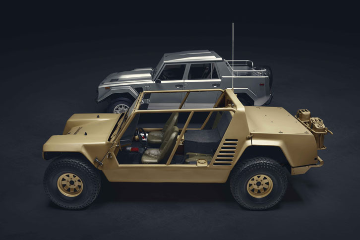 「チーター」(手前)は軍用を企図して造られたワンオフのプロトタイプ。対する「LM002」(奥)は民間向けの量産車として1986年から約300台造られた。