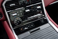 シフトセレクターはプッシュボタン式。その周囲にドライブモードセレクターやトランスファーの切り替えスイッチ等が機能的に配置されている。