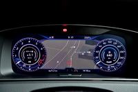 12.3インチの大型ディスプレイによる、フルデジタルメータークラスター“アクティブインフォディスプレイ”が備わり、速度計やエンジン回転計のほか、ナビゲーションと連動した地図も表示される。