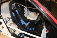 1脚だけ装着されたフルバケットシート。車内に張り巡らされた白いロールバーが物々しい。
