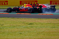 オープニングラップで見られたフェルスタッペン(写真手前)とベッテル(同奥)とのつばぜり合い。タイトルとは無関係なフェルスタッペンは、予選で初ポールを逃し2位と悔しい思いをしたが、レースでは、優勝したマレーシアGP同様にアグレッシブに攻めてトップ奪取に成功。その後は圧倒的なスピードで後続を引き離し、今季2勝目を飾った。(Photo=Red Bull Racing)